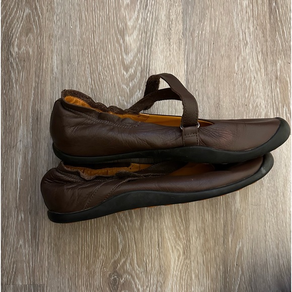 Tsubo Women’s Loafers Sandals Leather Shoes are a Size 8 .5. - Picture 4 of 8